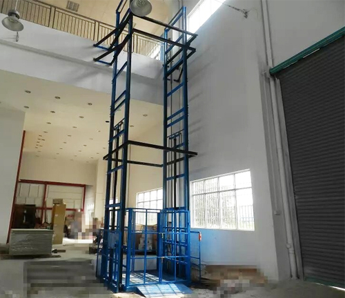 二(èr)樓上貨(huò)專用升(sheng)降平台(tái)